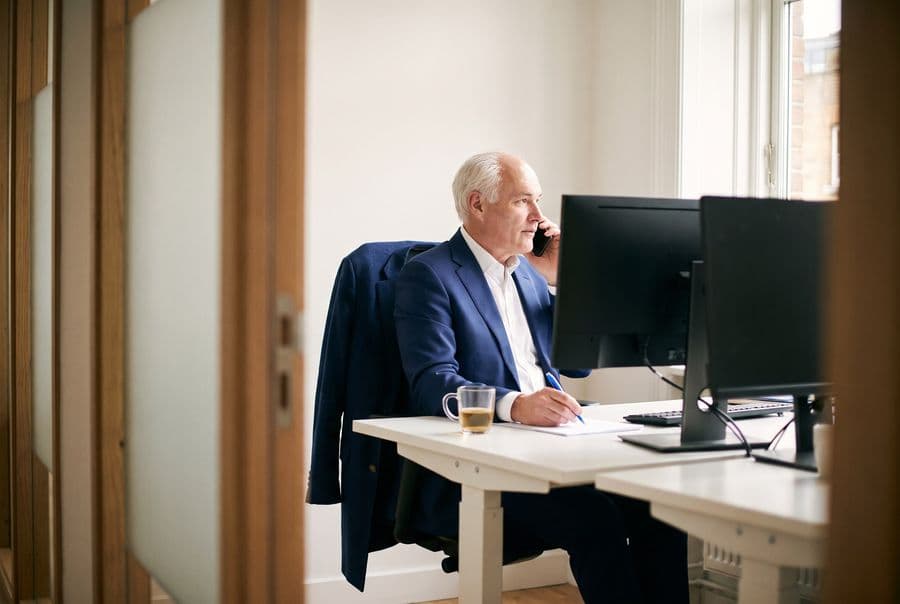 Advocaat voert een telefoongesprek aan zijn bureau