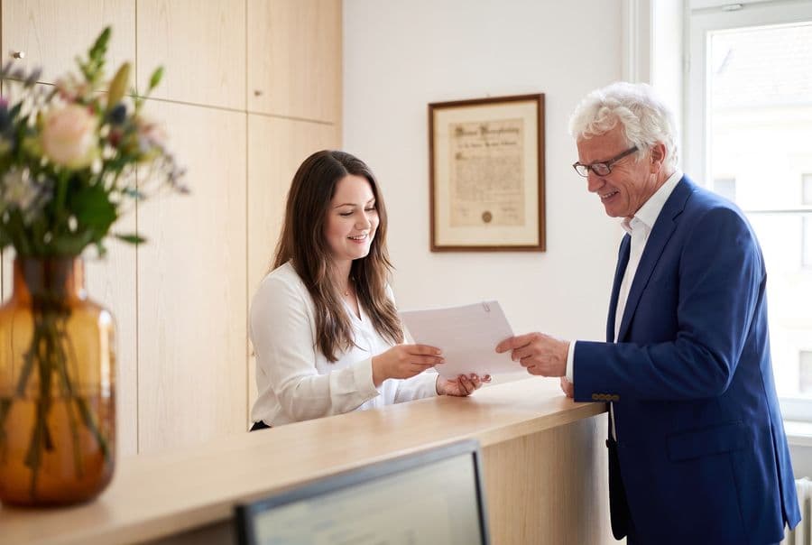 Advocaat neemt bij de receptie een document in ontvangst