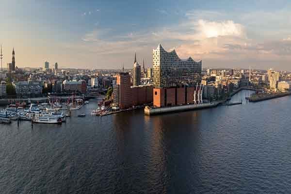 Hamburg met de Elbphilharmonie aan het water