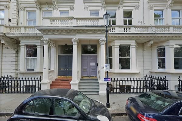 Wit herenhuis aan Earls Court Square in Londen