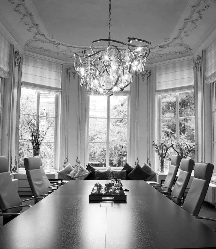 Zwart-witfoto van de vergaderzaal met kroonluchter in het kantoor in Amsterdam