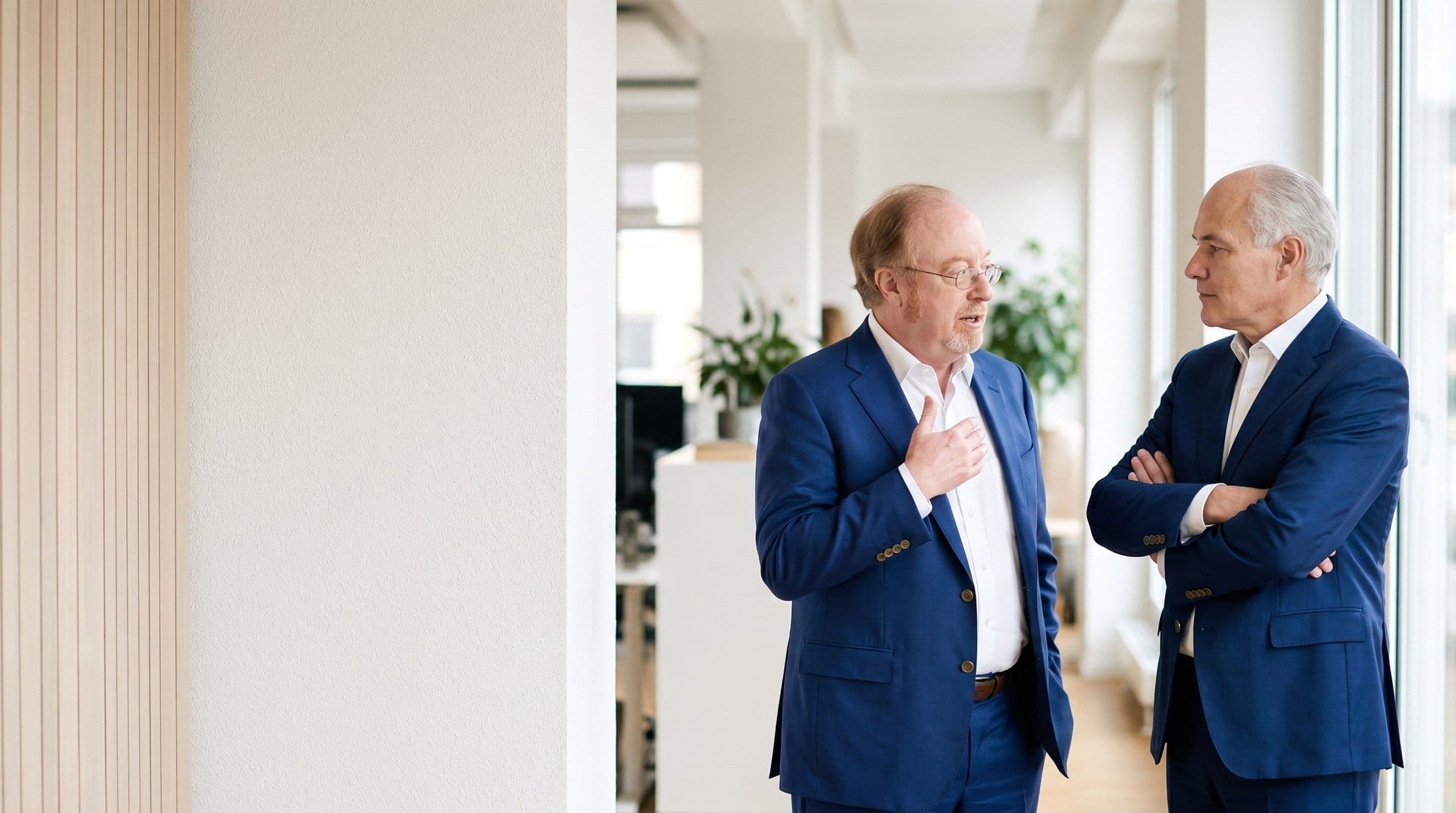 Twee advocaten van Bavelaar in overleg in een licht kantoor